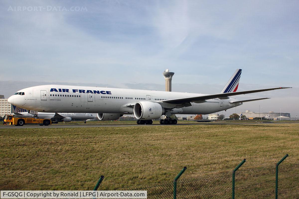 F-GSQG, 2004 Boeing 777-328/ER C/N 32850, at cdg