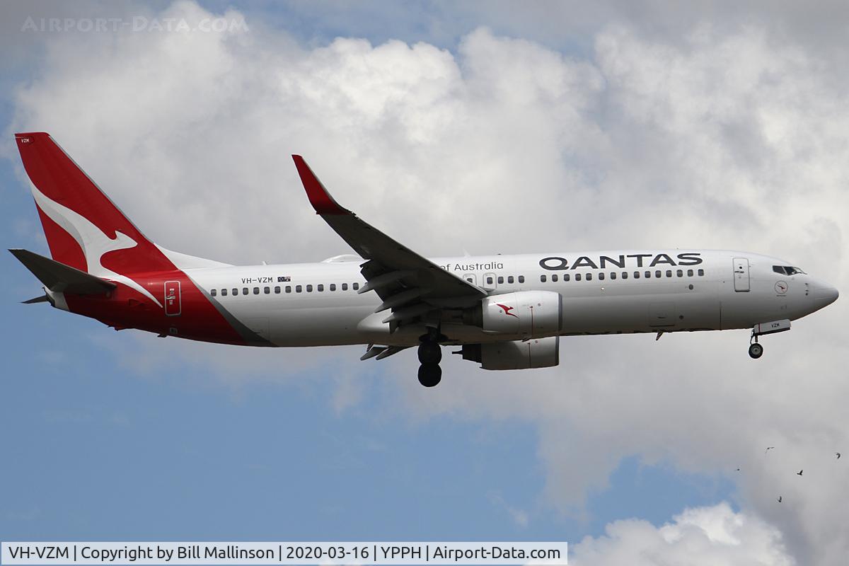 VH-VZM, 2011 Boeing 737-838 C/N 34192, short finals