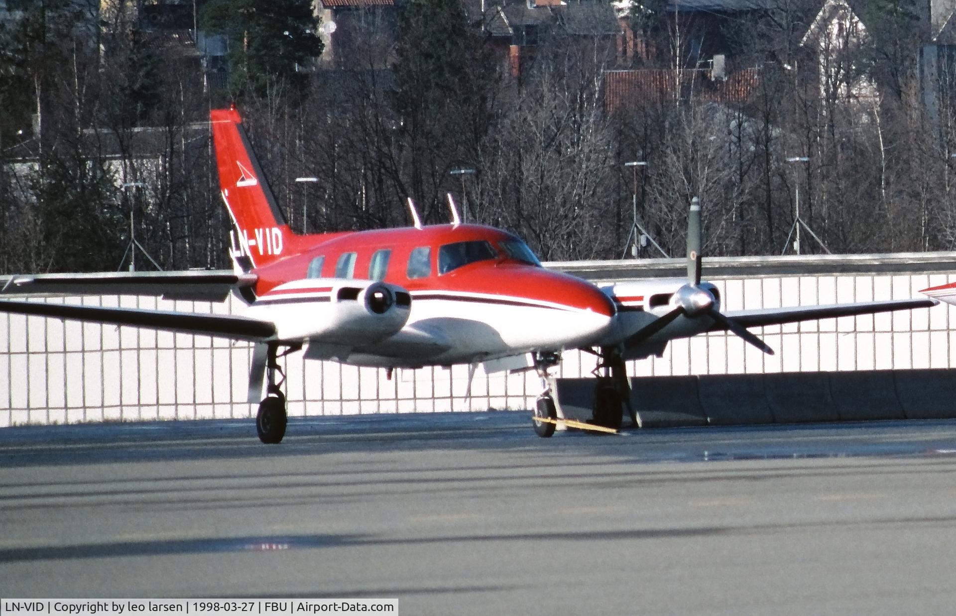 LN-VID, 1970 Piper PA-31P-425 Pressurized Navajo Navajo C/N 31P-29, Oslo Fornebu 27.3.1998.Missing RH Propeller