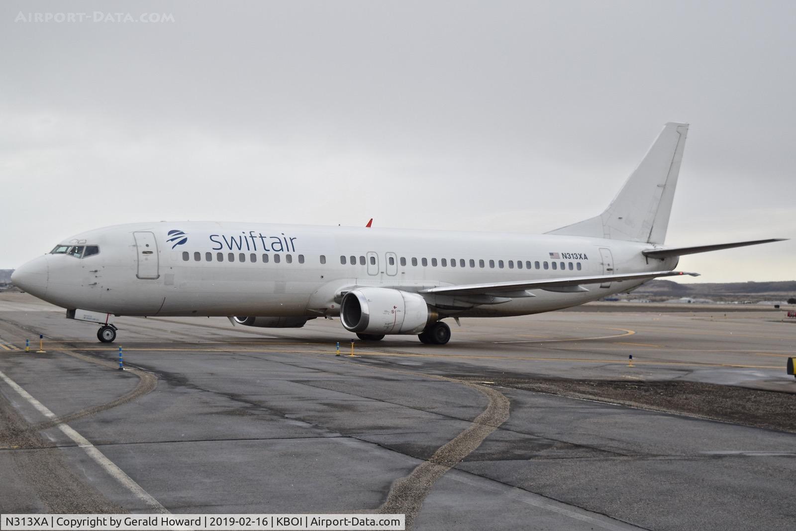 N313XA, 1991 Boeing 737-484 C/N 25313, Taxiing to the gate.
