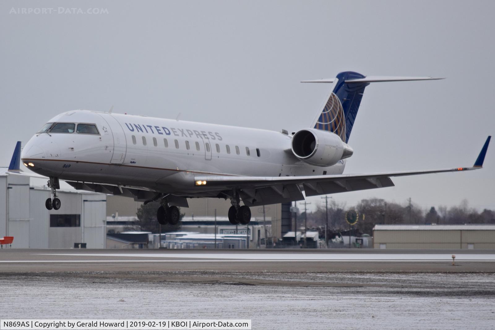 N869AS, 2001 Bombardier CRJ-200ER (CL-600-2B19) C/N 7479, Landing 10L.