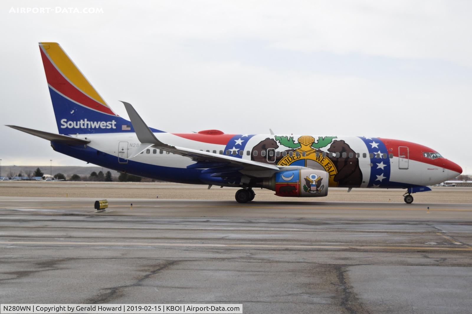 N280WN, 2007 Boeing 737-7H4 C/N 32533, Taxiing to the gate.