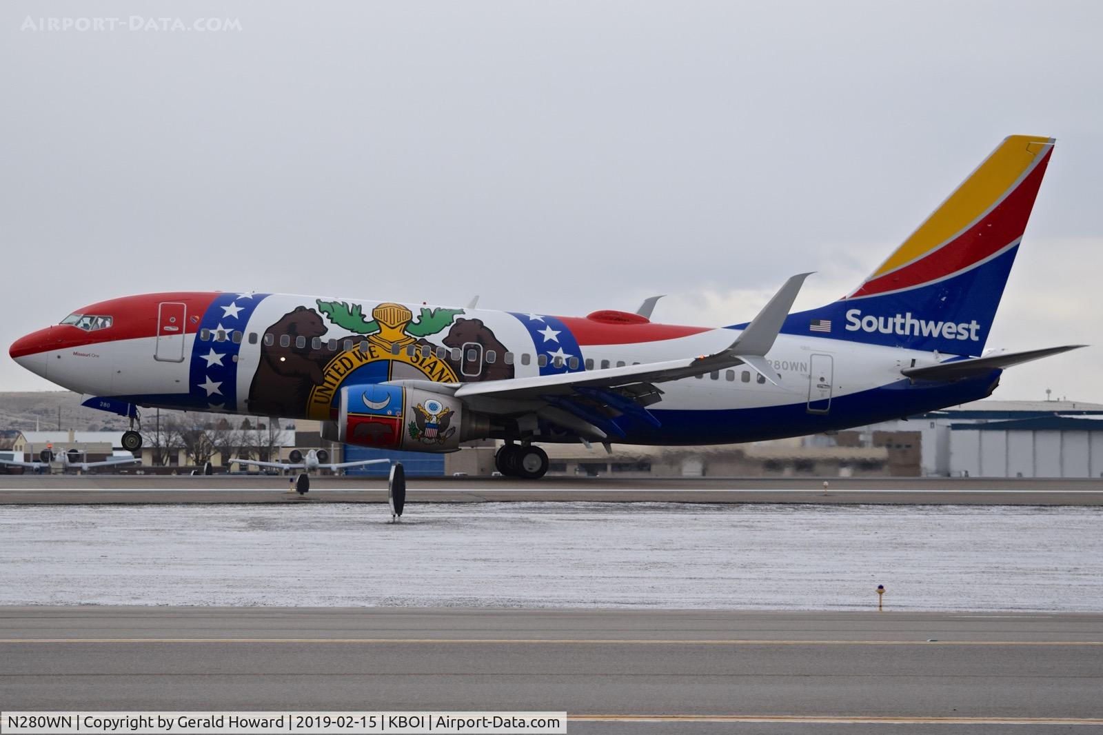 N280WN, 2007 Boeing 737-7H4 C/N 32533, Landing 10L.