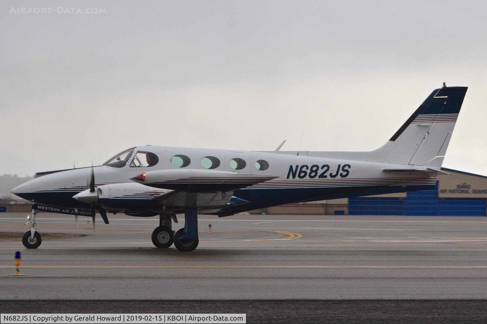 N682JS, 1981 Cessna 340A C/N 340A1237, Taxiing to parking.
