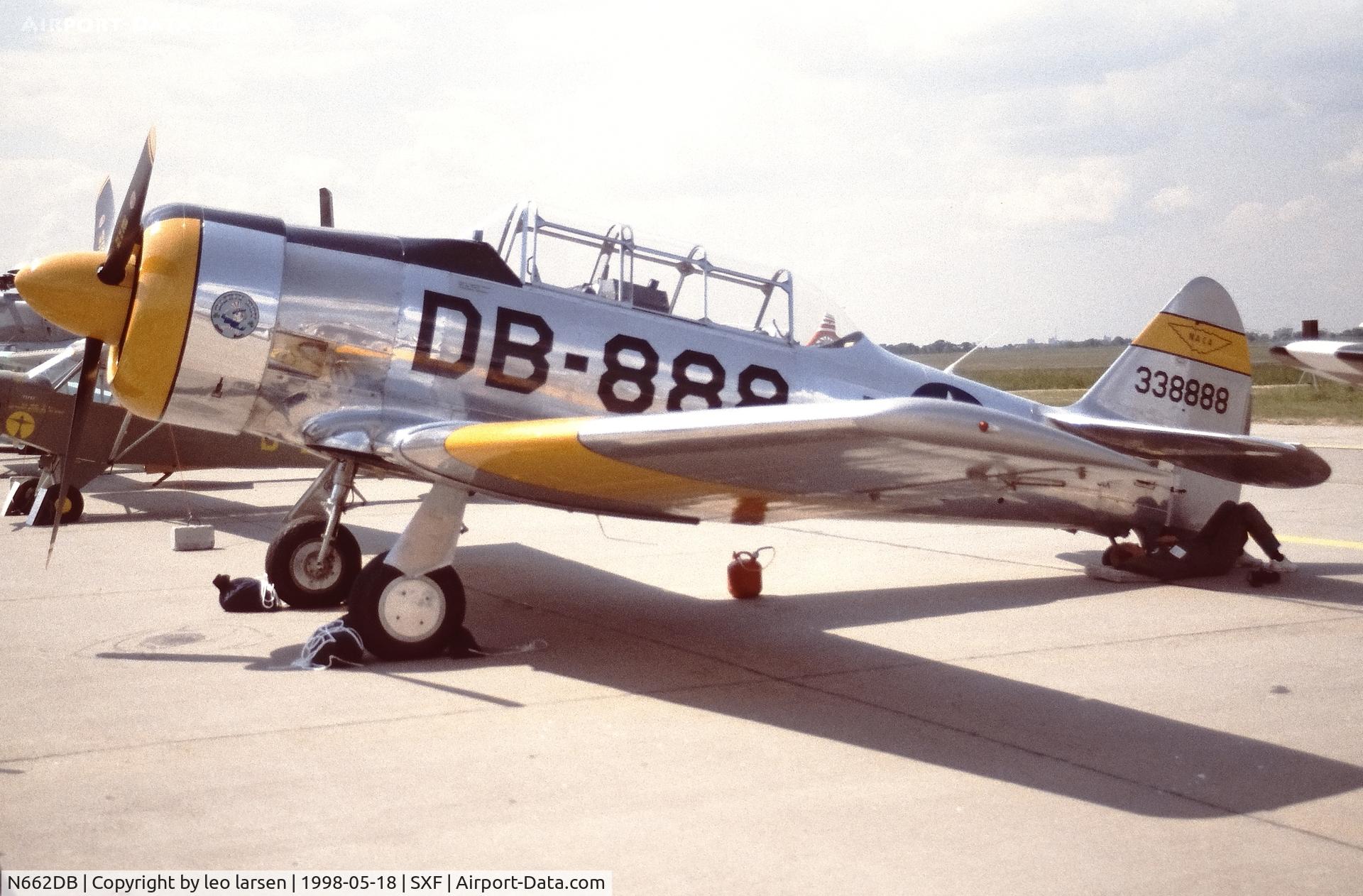 N662DB, 1952 Canadian Car & Foundry Harvard Mk.4 C/N CCF4-71, Berlin Air Show 18.5.1998