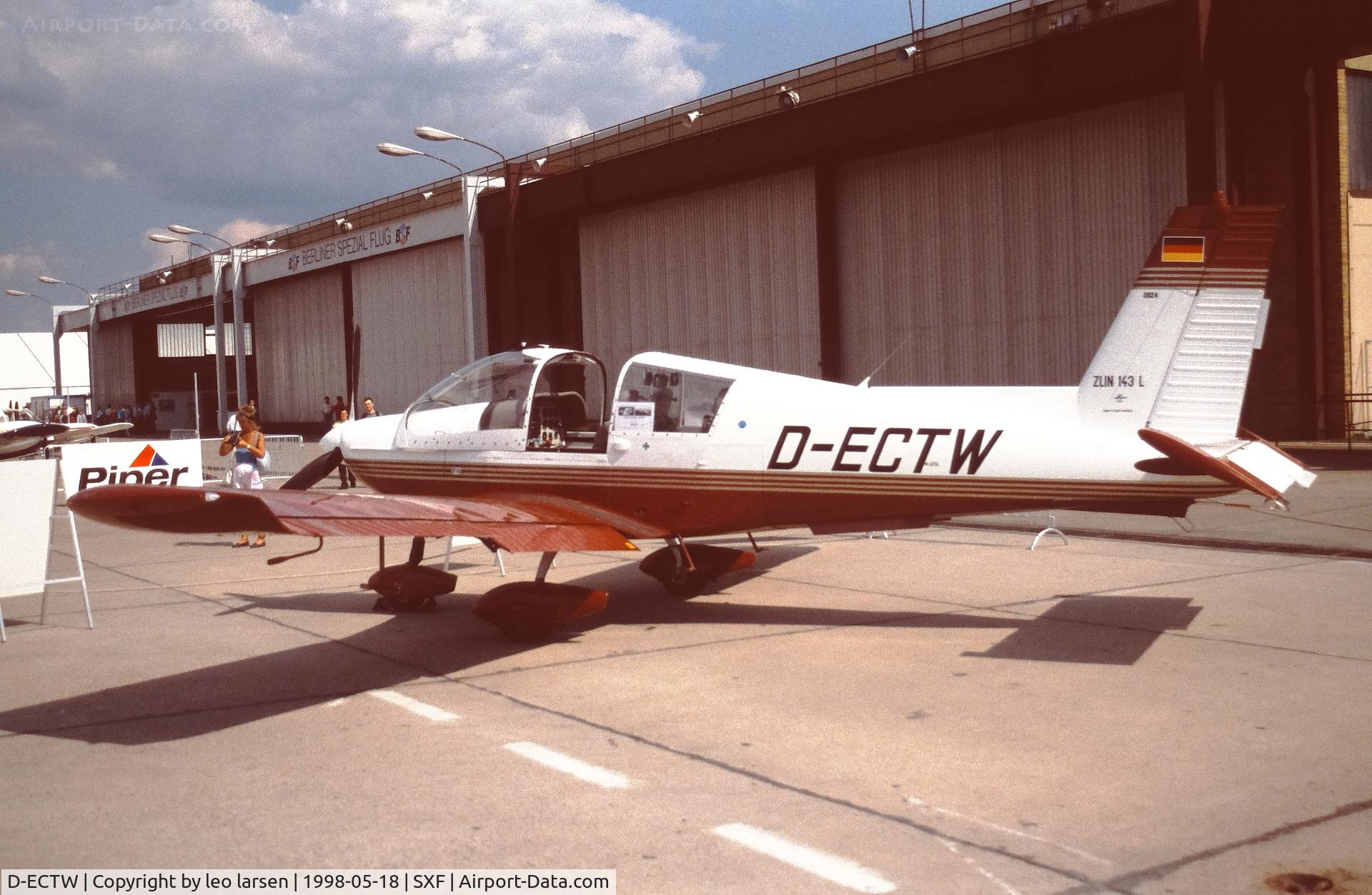 D-ECTW, 1996 Zlin Z-143L C/N 0024, Berlin Air Show 18.5.1998