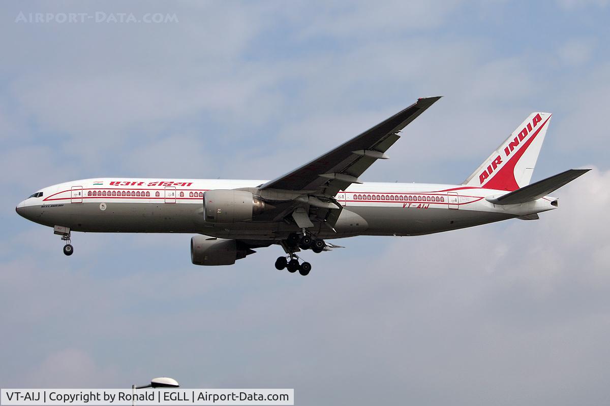 VT-AIJ, 1997 Boeing 777-222/ER C/N 26943, at lhr