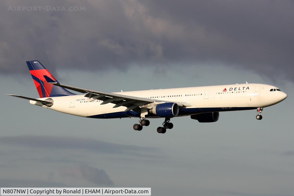 N807NW, 2004 Airbus A330-323 C/N 0588, at spl