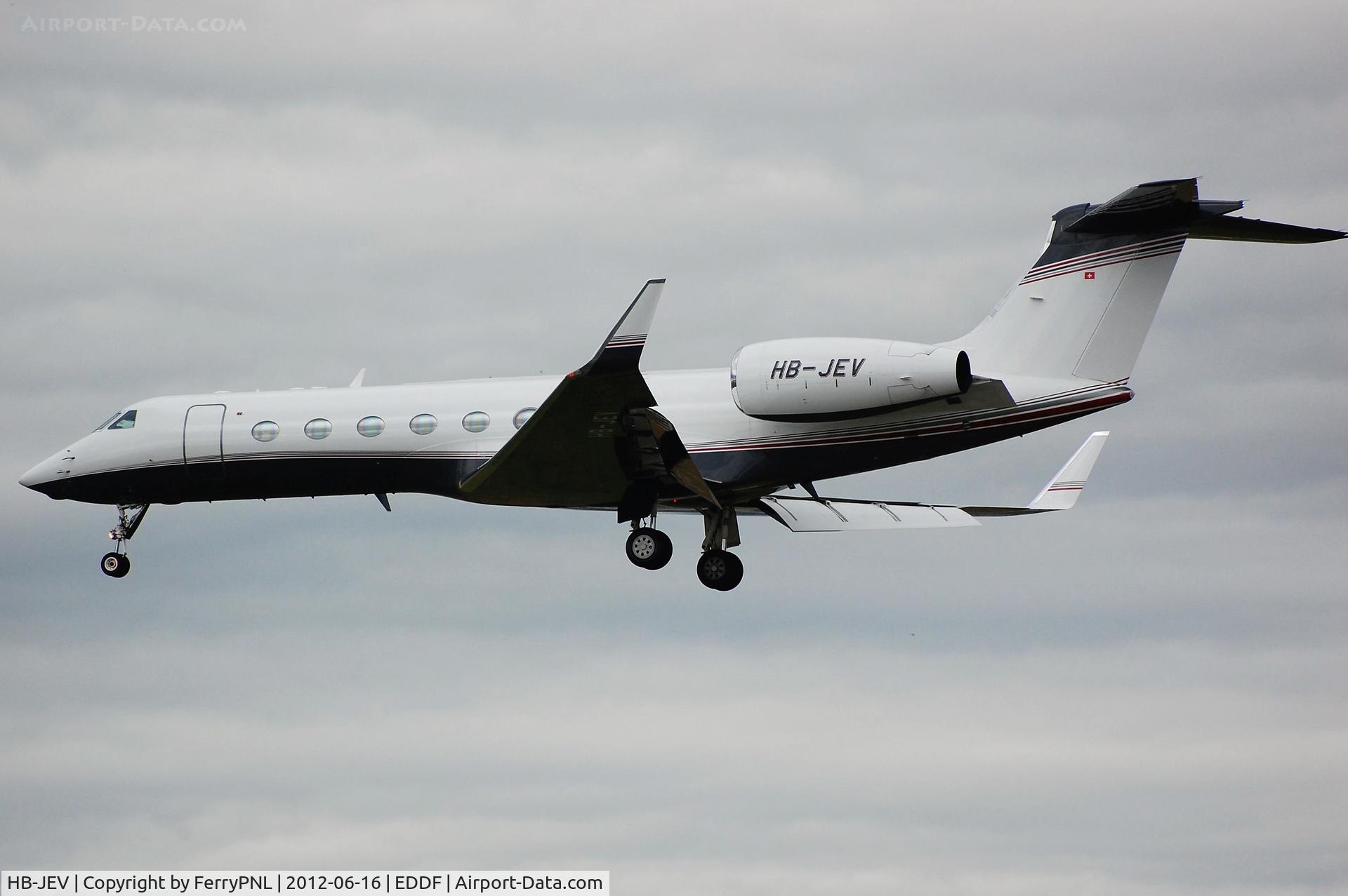 HB-JEV, 2004 Gulfstream Aerospace GV-SP (G550) C/N 5040, G4SP on short final