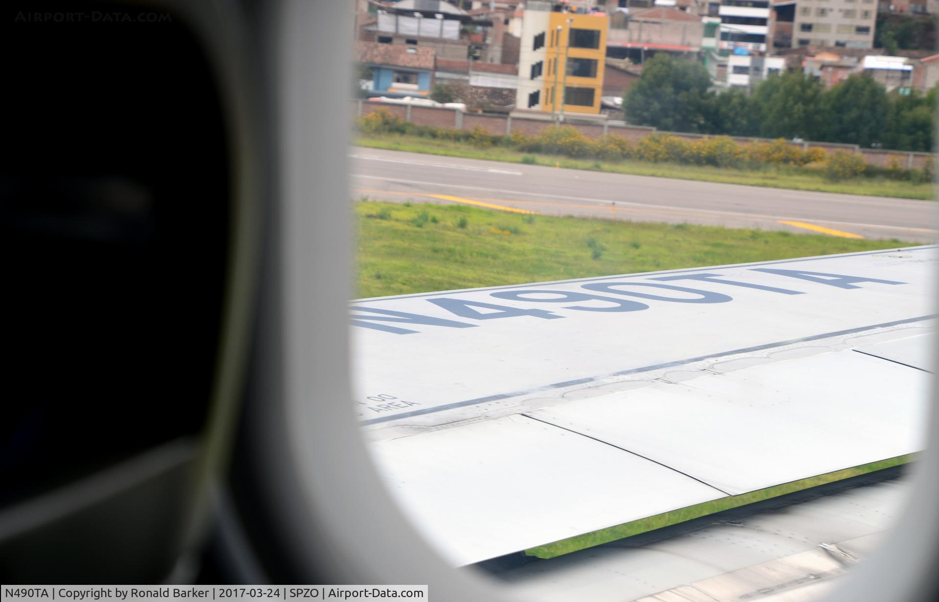 N490TA, 2004 Airbus A320-233 C/N 2282, Aircraft wing