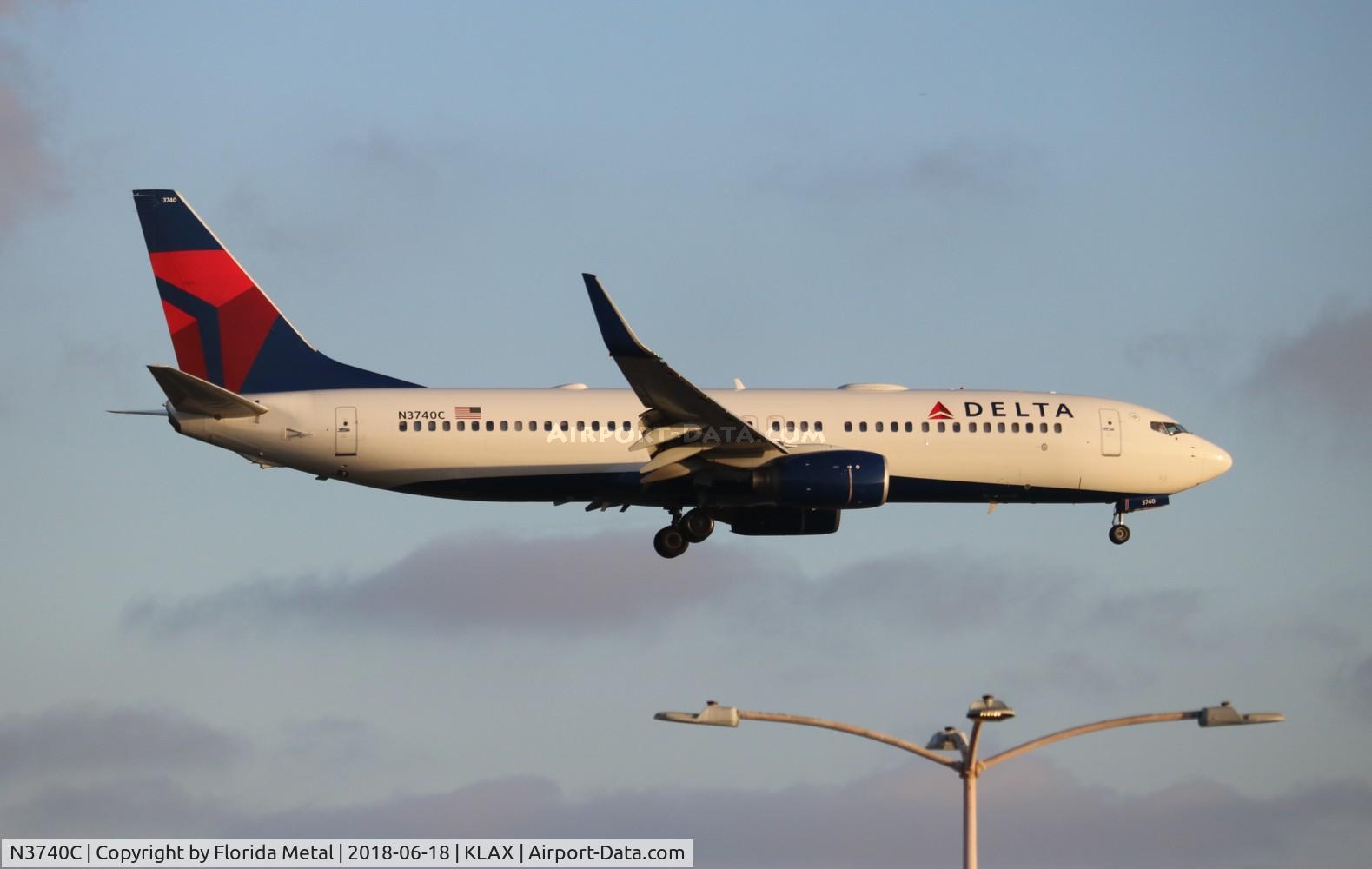 N3740C, 2000 Boeing 737-832 C/N 30800, LAX spotting 2018