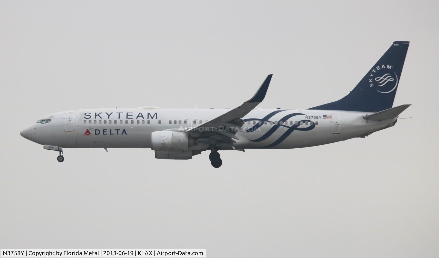N3758Y, 2001 Boeing 737-832 C/N 30814, LAX spotting 2018