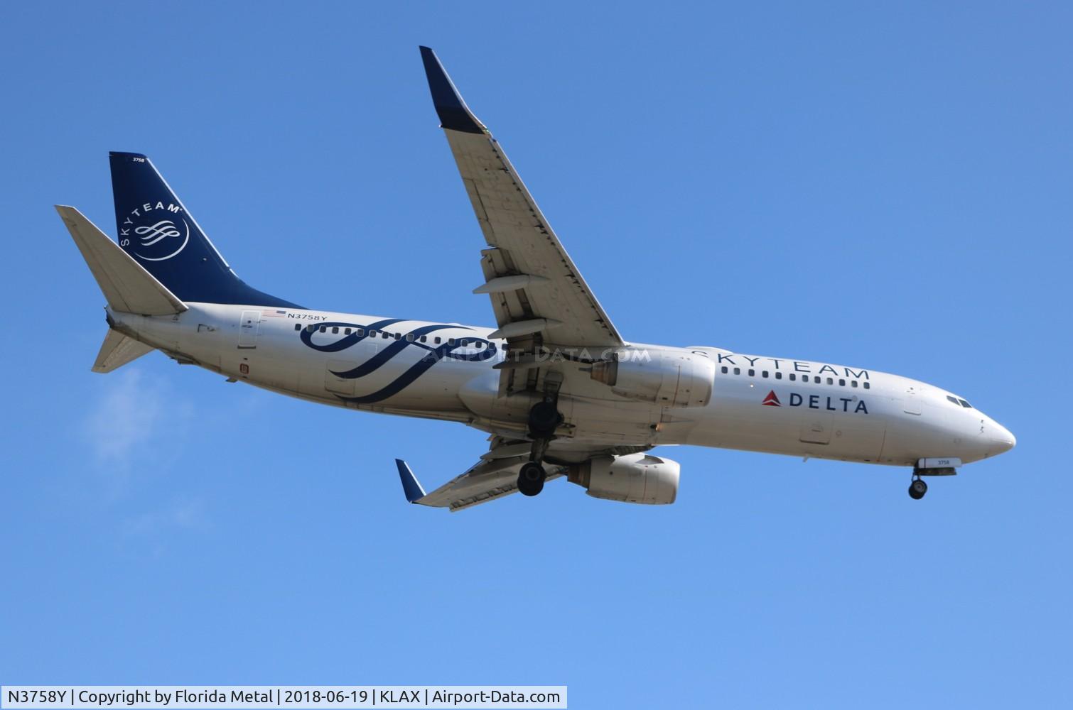 N3758Y, 2001 Boeing 737-832 C/N 30814, LAX spotting 2018