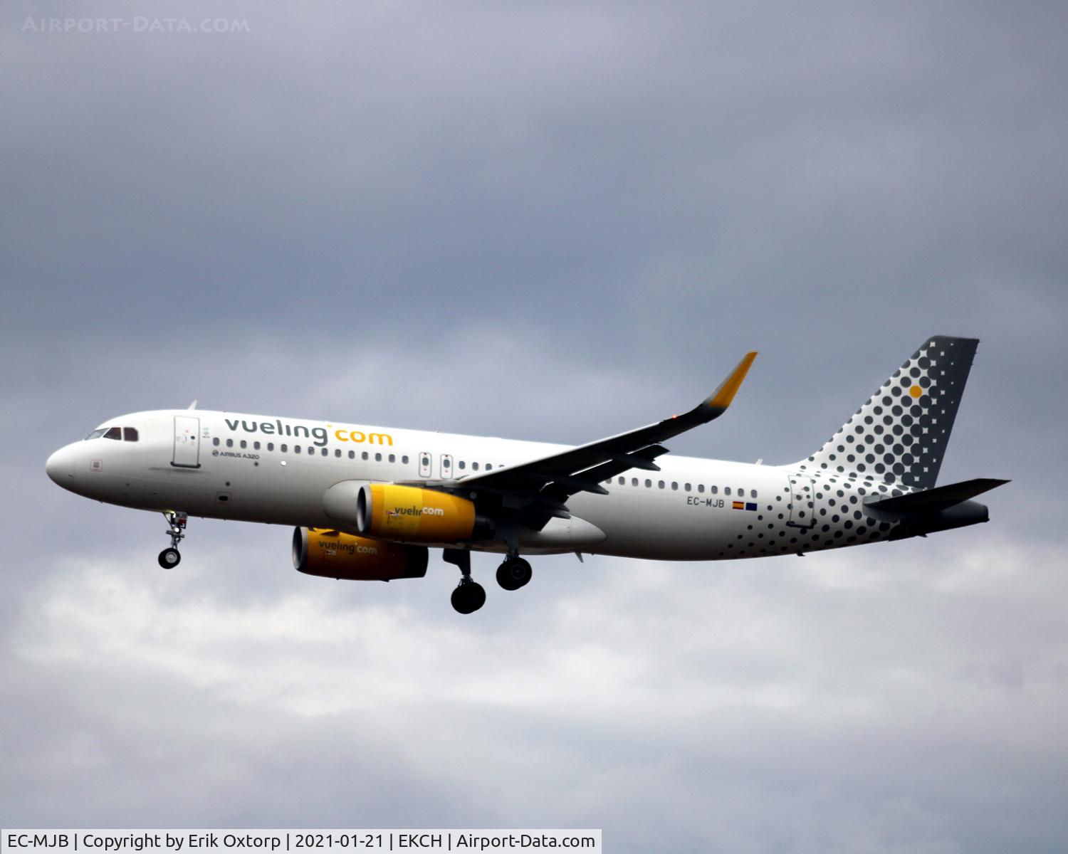 EC-MJB, 2015 Airbus A320-232 C/N 6883, EJ-MJB landing rw 22L
