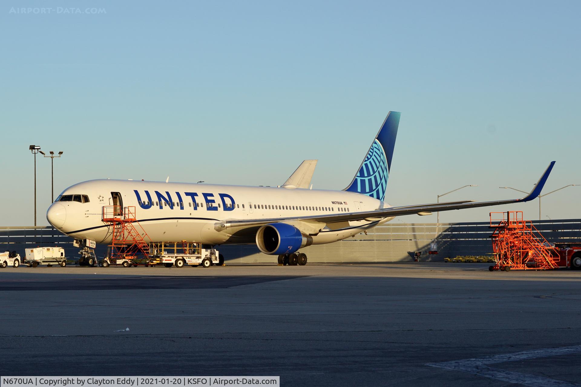 N670UA, 1999 Boeing 767-322 C/N 29240, SFO 2021.