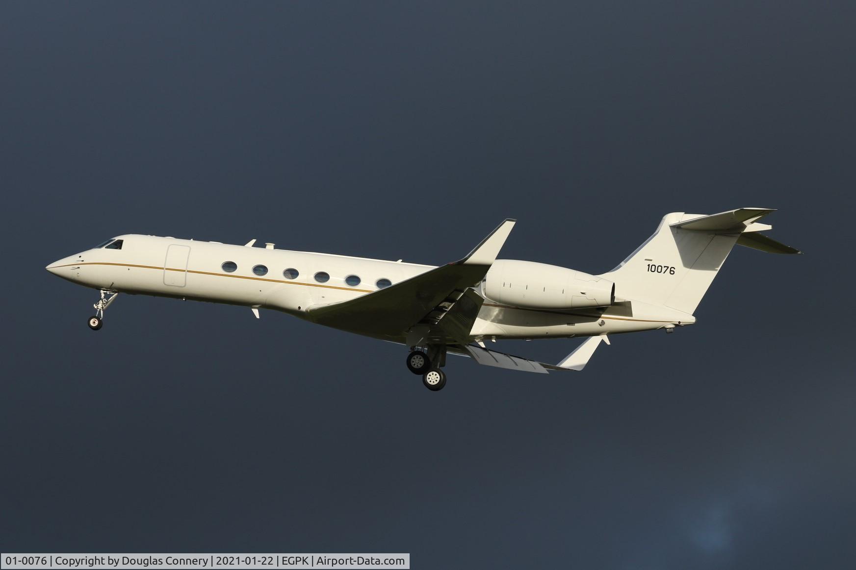 01-0076, 2001 Gulfstream Aerospace C-37A (G-V) C/N 645, On finals for Prestwick call sign Valor 76
