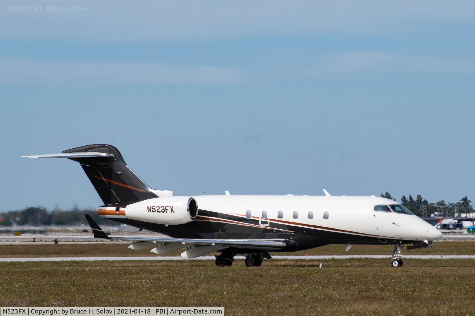 N523FX, 2005 Bombardier Challenger 300 (BD-100-1A10) C/N 20074, taxiing for takeoff