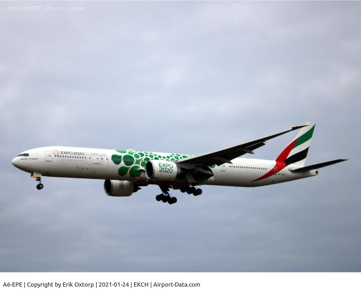 A6-EPE, 2015 Boeing 777-31H/ER C/N 42324, A6-EPE landing rw 22L
