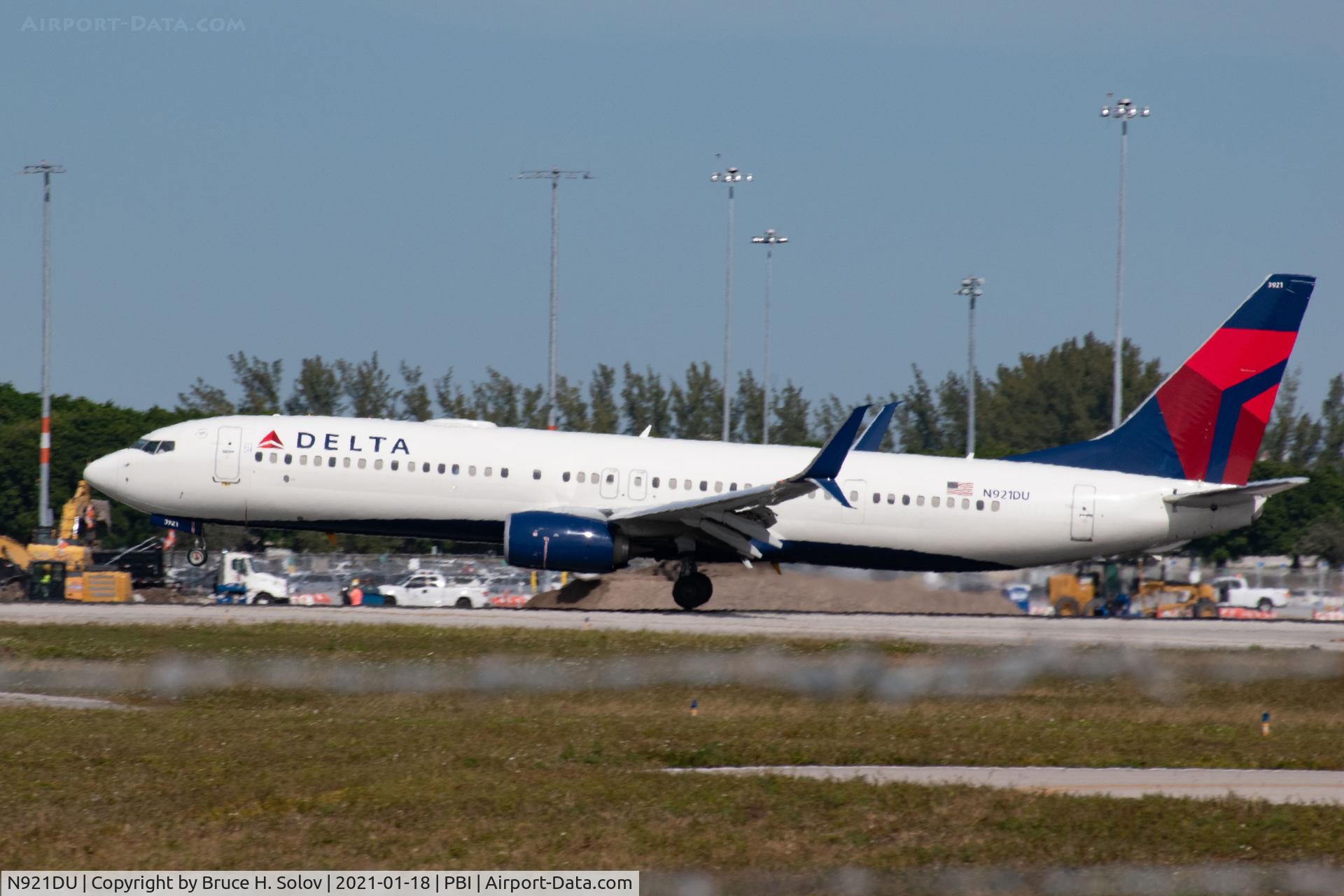 N921DU, 2019 Boeing 737-900/ER C/N 63532, taking off from PBI