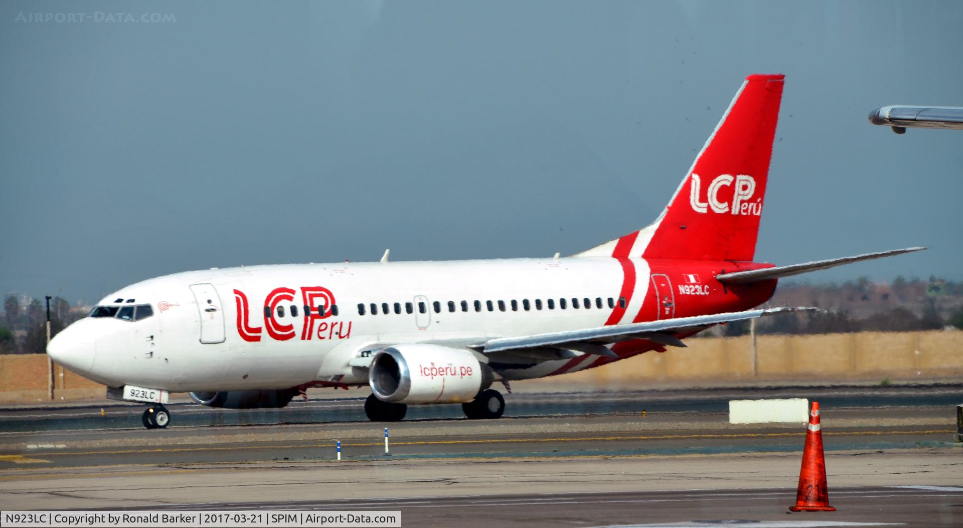 N923LC, 1992 Boeing 737-55S C/N 26543, Taxi Lima