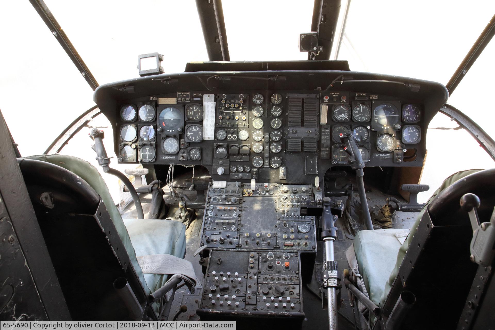 65-5690, 1965 Sikorsky CH-3E Jolly Green Giant C/N 61-541, the cockpit