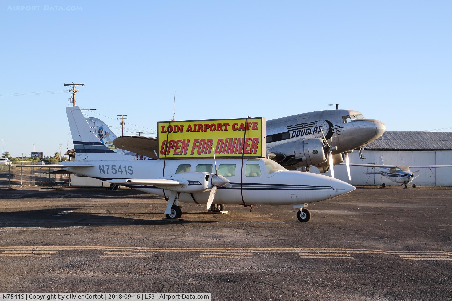 N7541S, 1974 Smith Aerostar 600 C/N 600172076, new carreer as a road sign !