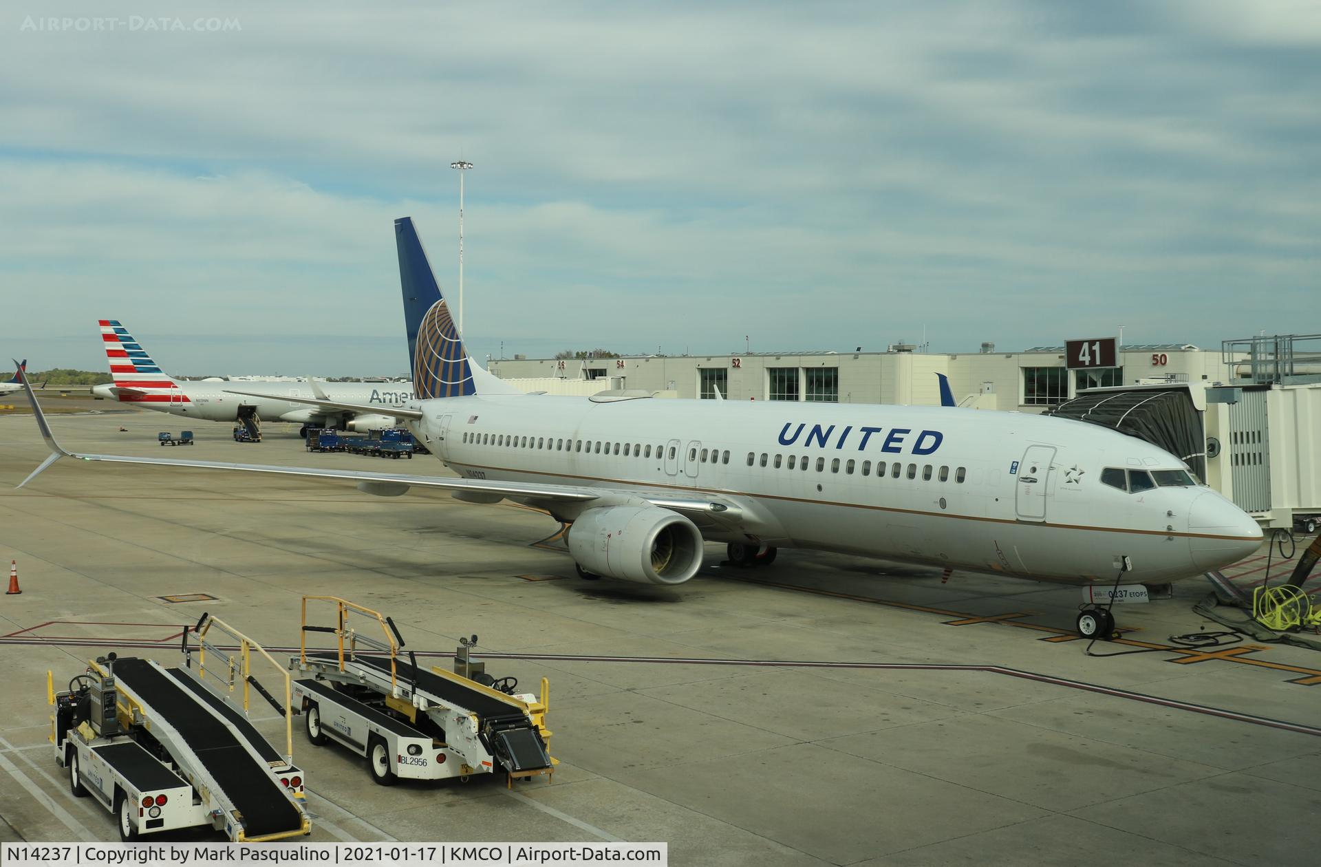 N14237, 1999 Boeing 737-824 C/N 28802, Boeing 737-824