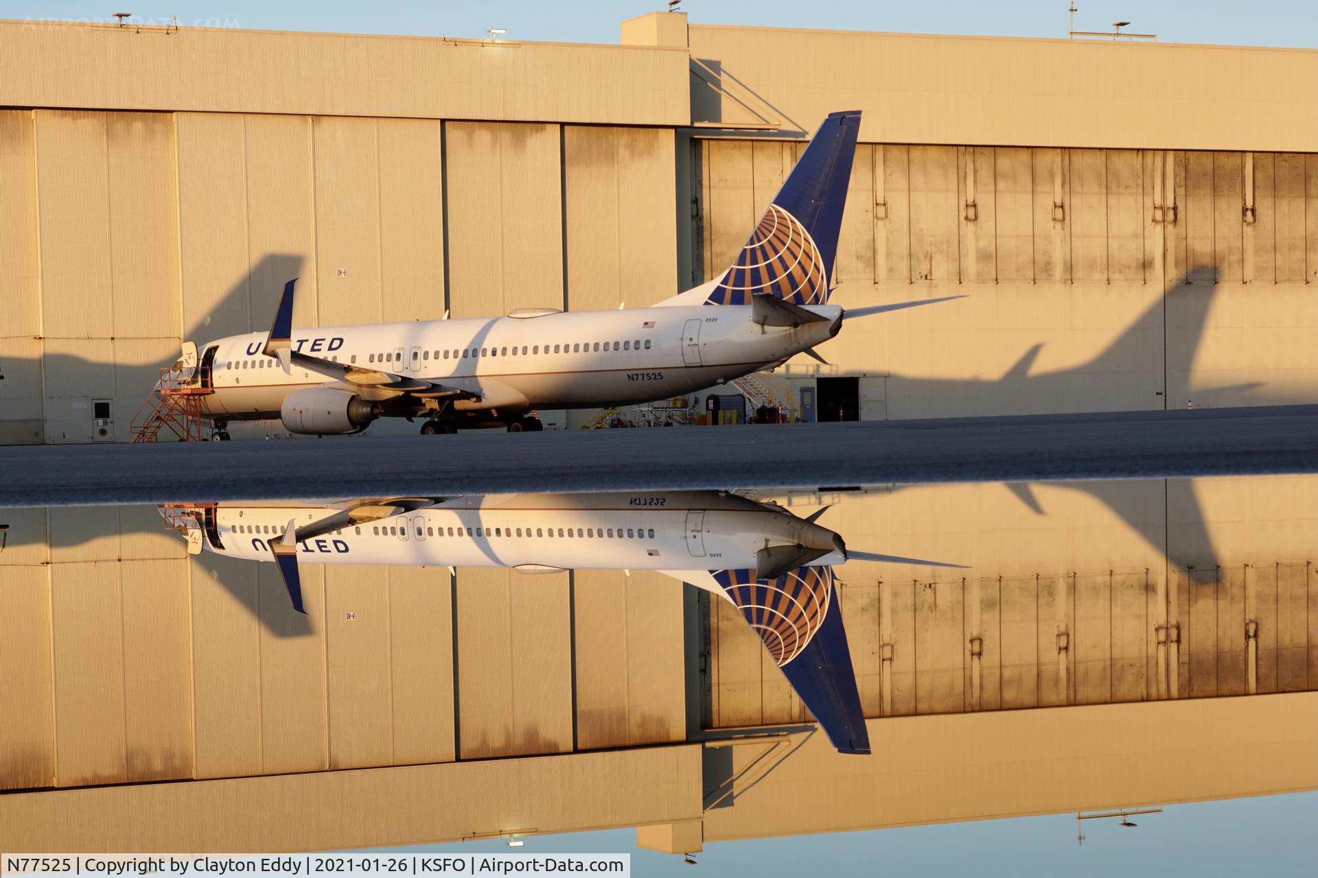 N77525, 2010 Boeing 737-824 C/N 31659, SFO 2021.