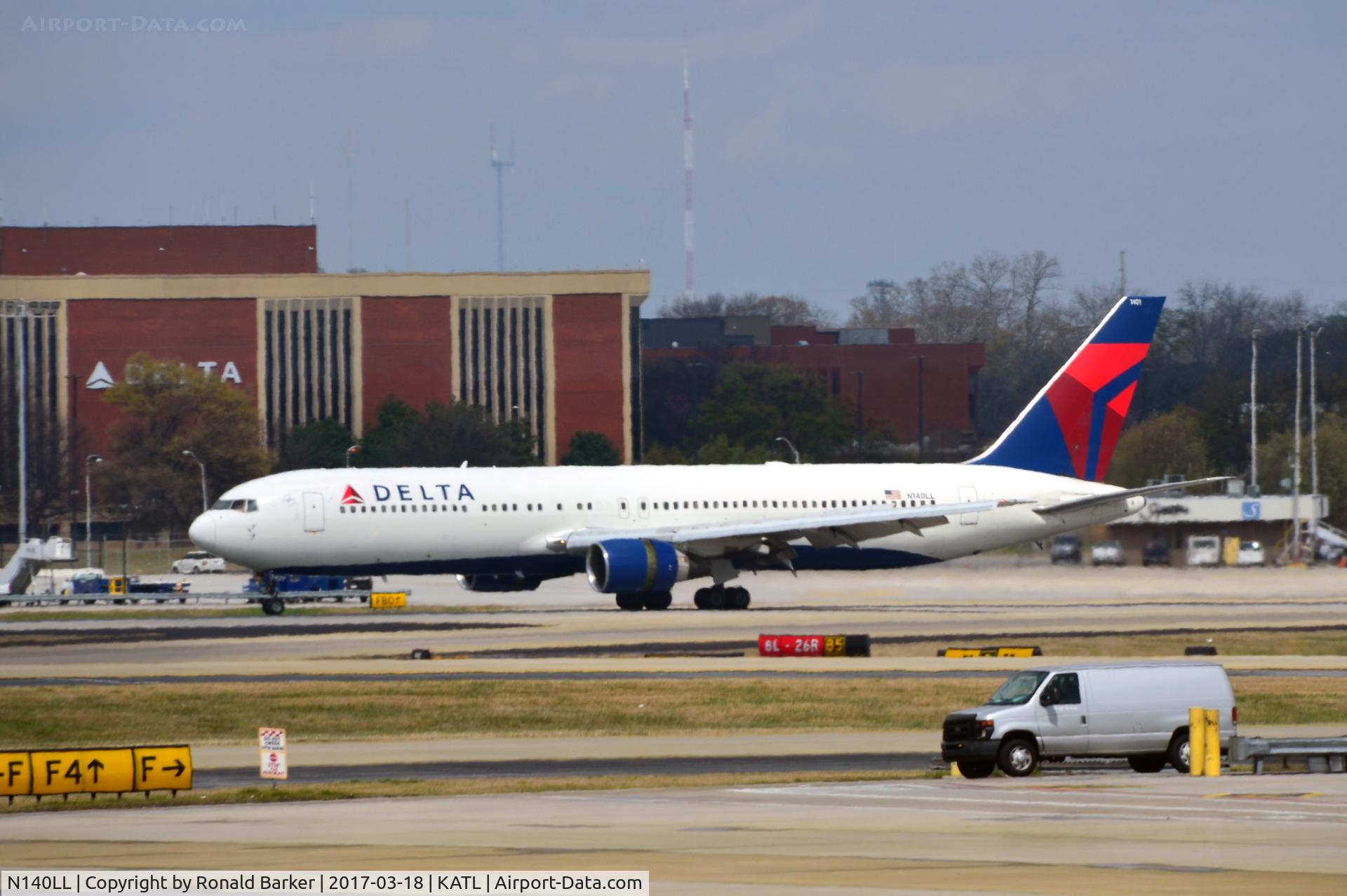 N140LL, 1993 Boeing 767-332 C/N 25988, Landing Atlanta