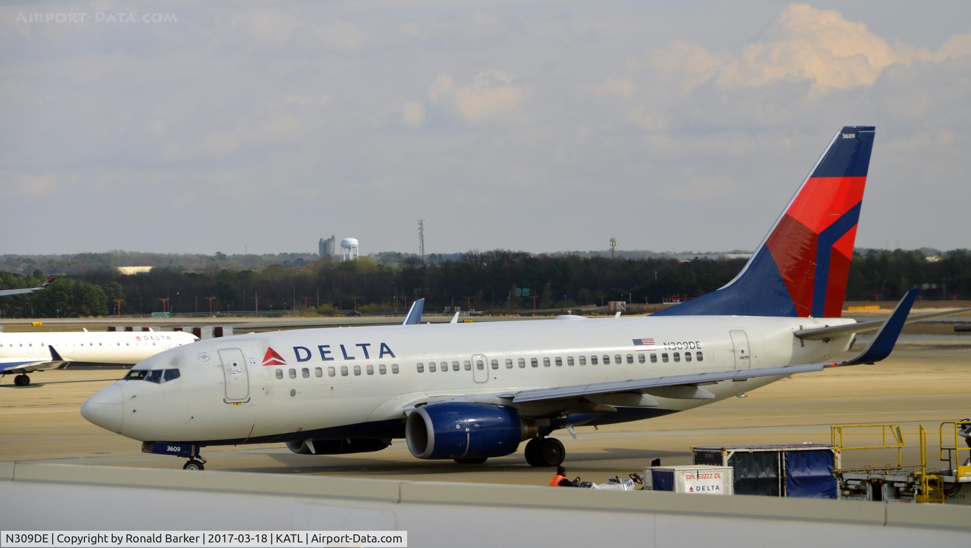 N309DE, 2009 Boeing 737-732 C/N 29634, Taxi Atlanta