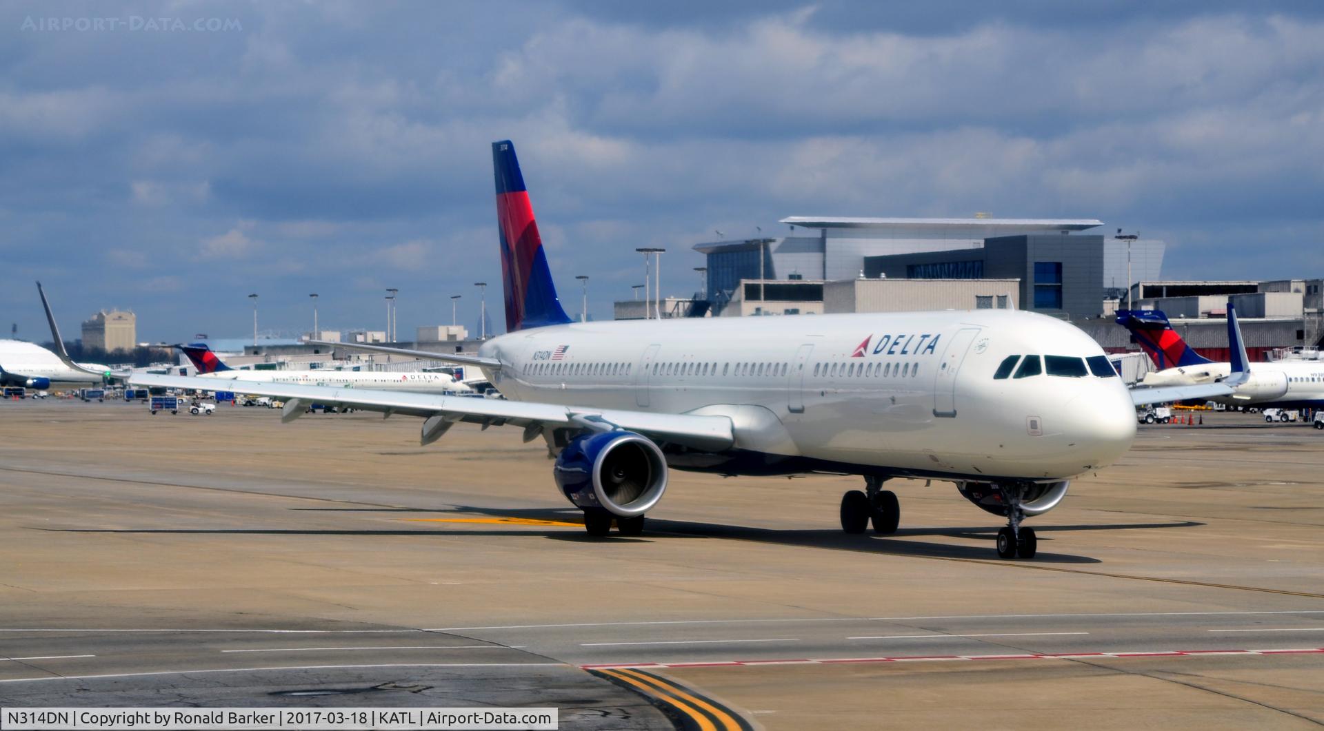 N314DN, 2016 Airbus A321-211 C/N 7281, Taxi Atlanta