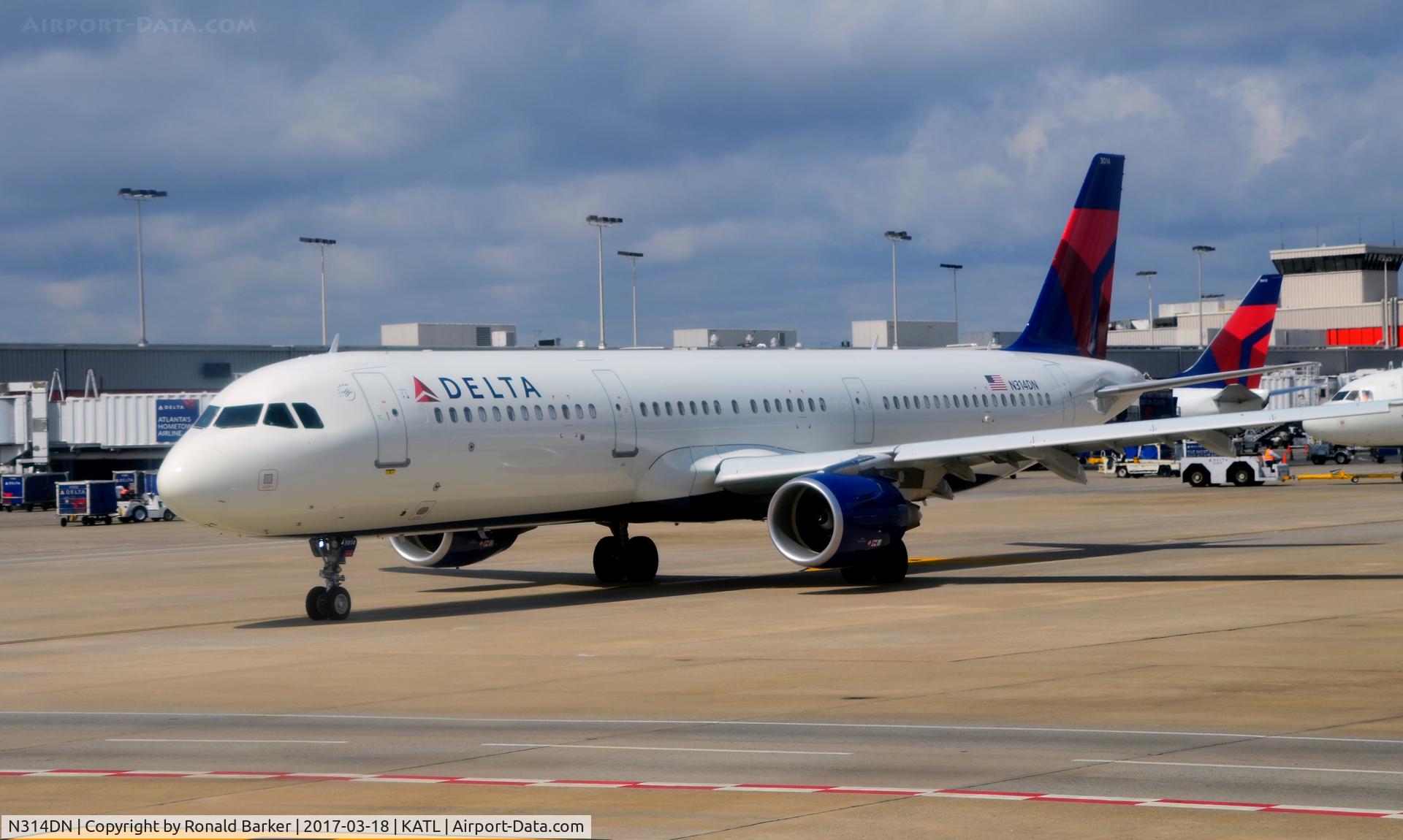 N314DN, 2016 Airbus A321-211 C/N 7281, Taxi Atlanta