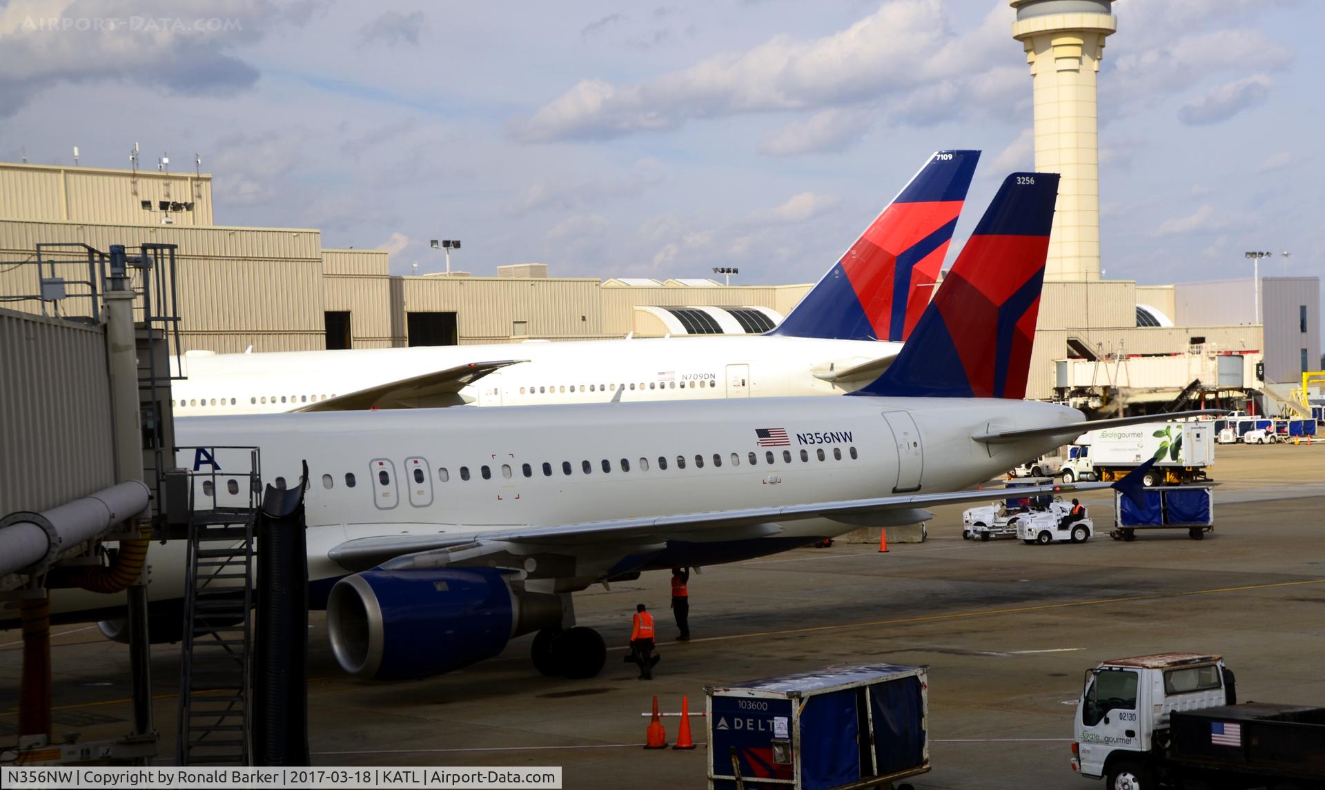 N356NW, 1998 Airbus A320-212 C/N 818, At the gate Atlanta
