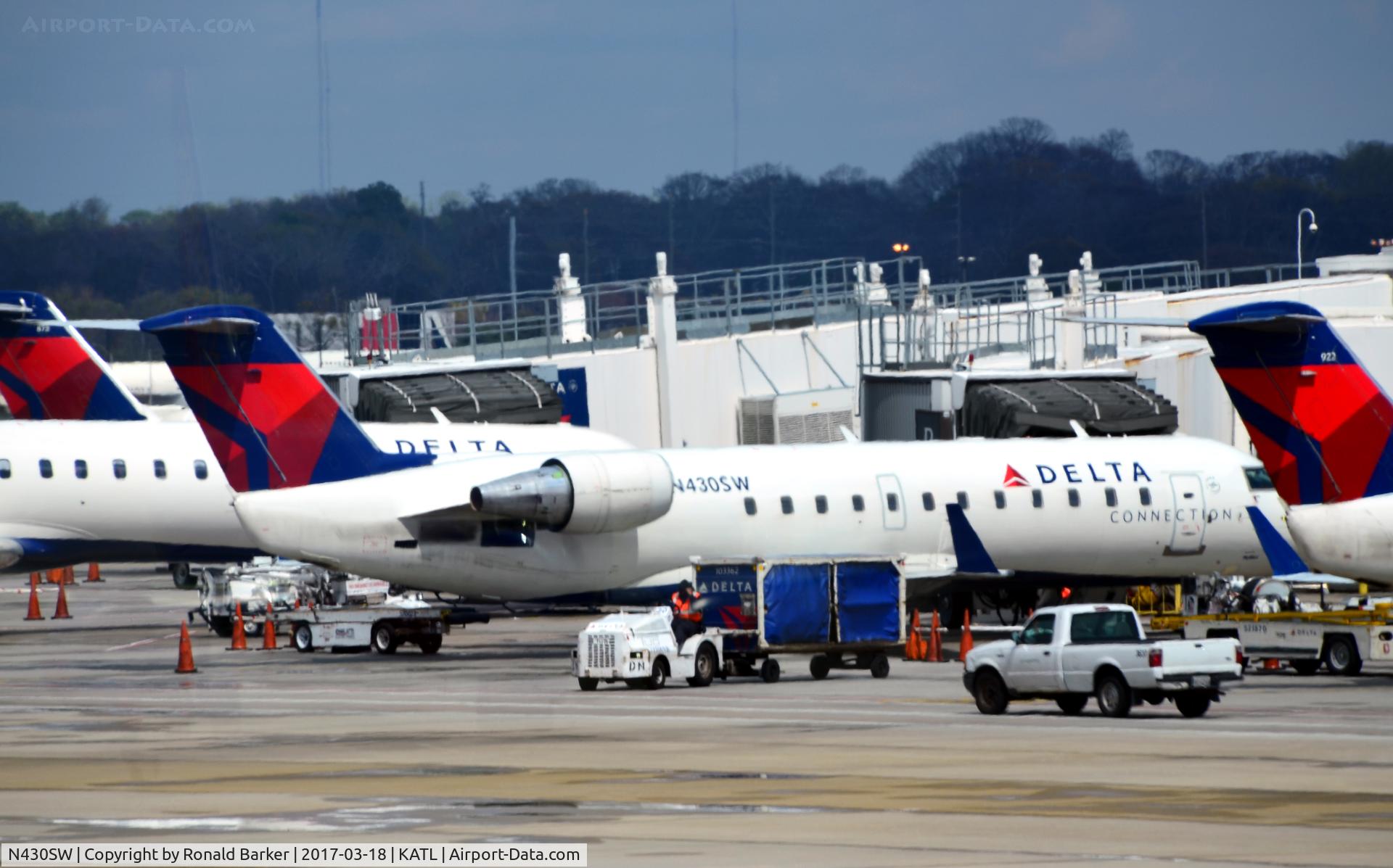 N430SW, 2001 Bombardier CRJ-200LR (CL-600-2B19) C/N 7523, At the gate Atlanta
