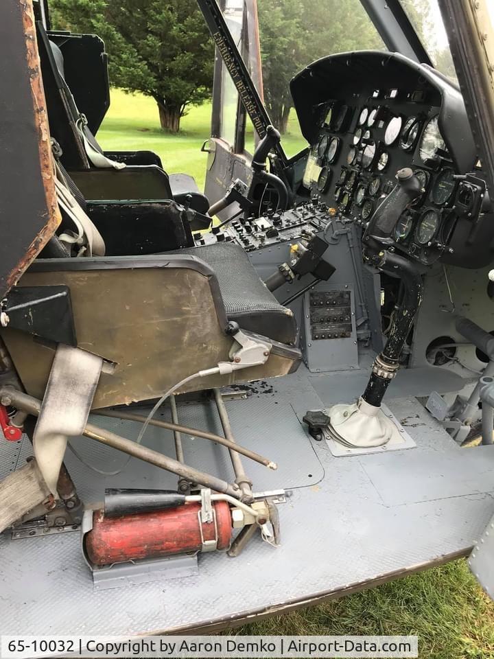 65-10032, 1965 Bell UH-1H Iroquois C/N 5076, 65-10032 Pilot / Co-Pilot stations