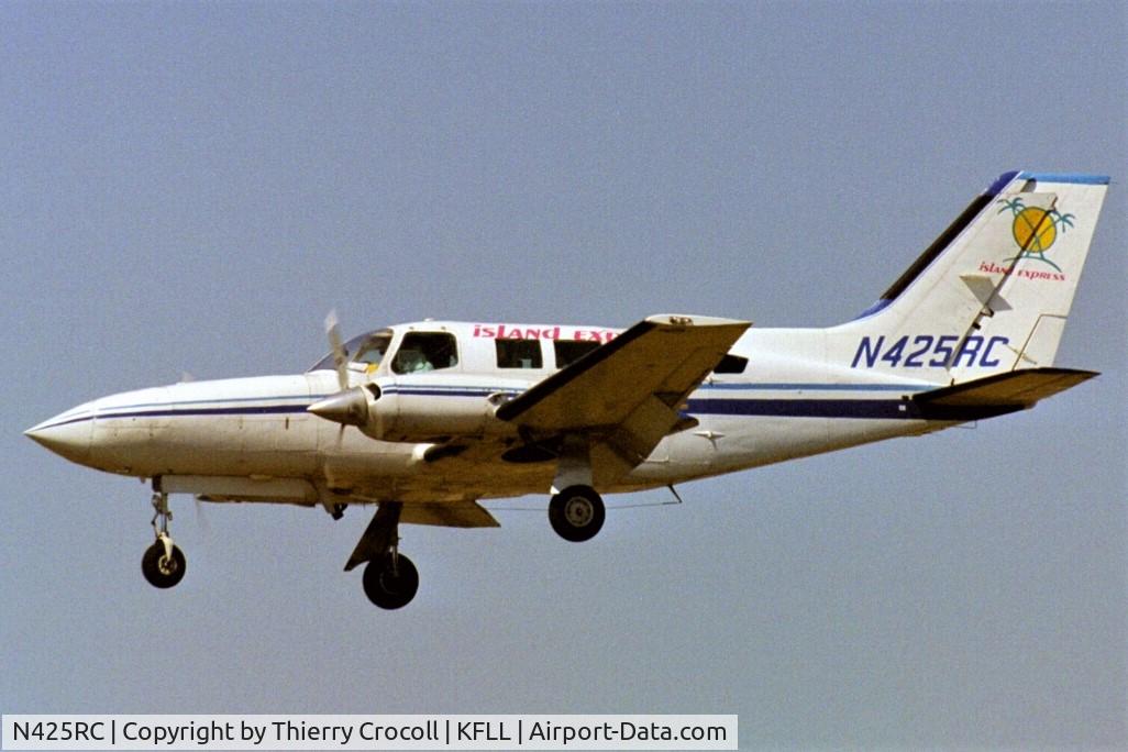 N425RC, 1979 Cessna 402C C/N 402C0074, About to land at Fort Lauderdale International