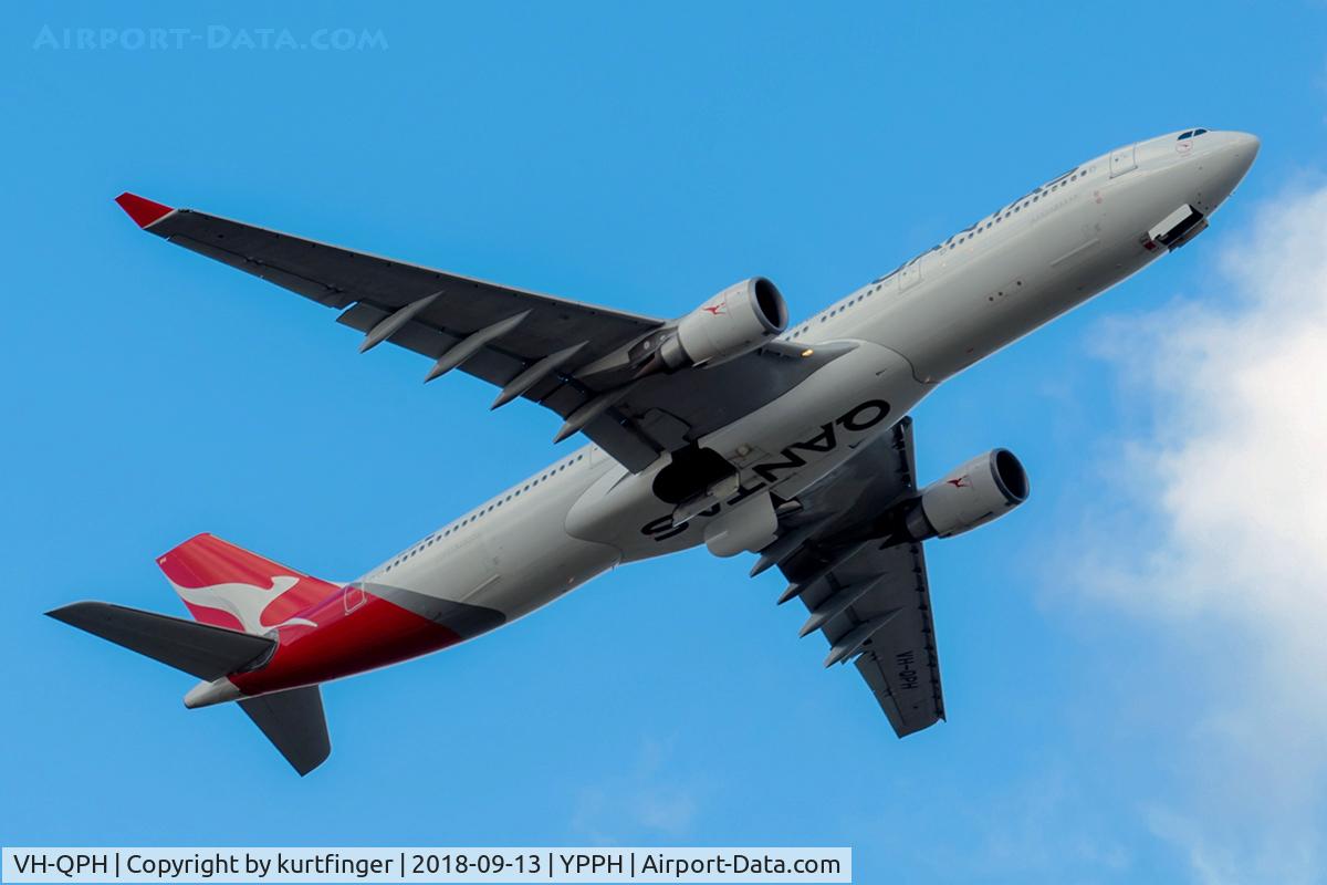 VH-QPH, 2005 Airbus A330-303 C/N 0695, Airbus A330-303 cn 696. Qantas VH-QPH named 