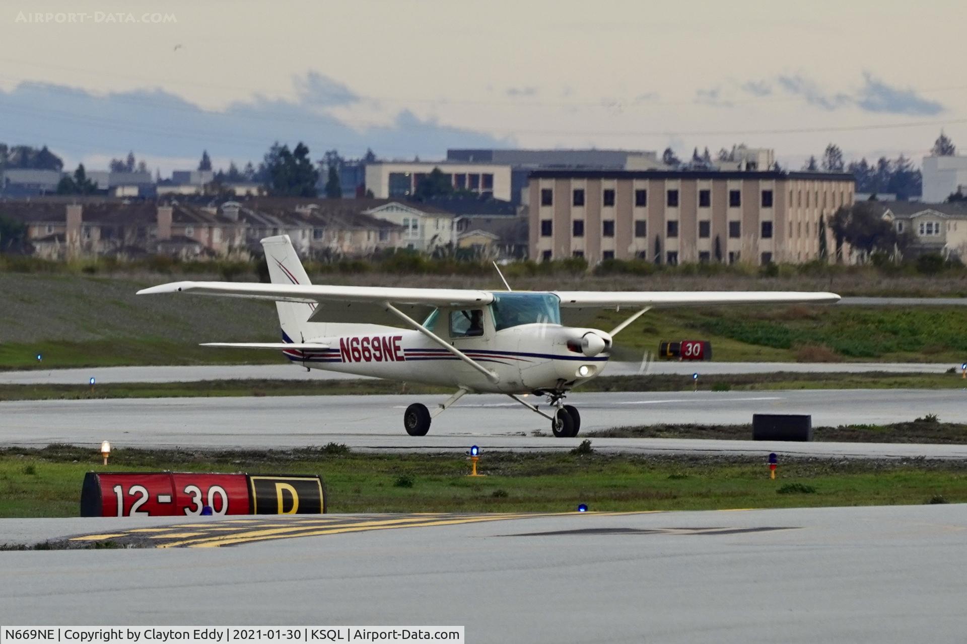 N669NE, 1981 Cessna 152 C/N 15285368, San Carlos airport California 2021.