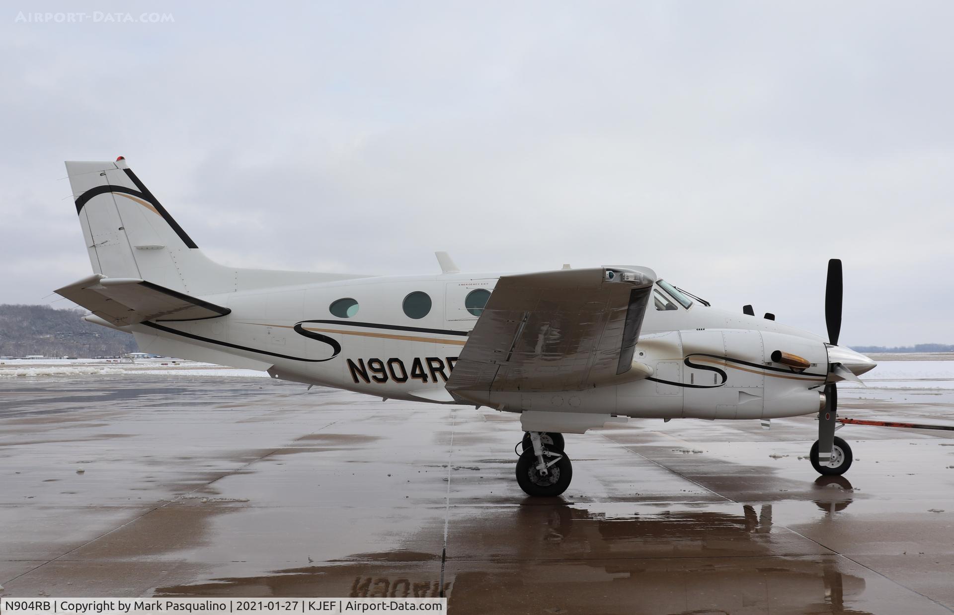 N904RB, 1985 Beech C90A King Air C/N LJ-1088, Beech C90A