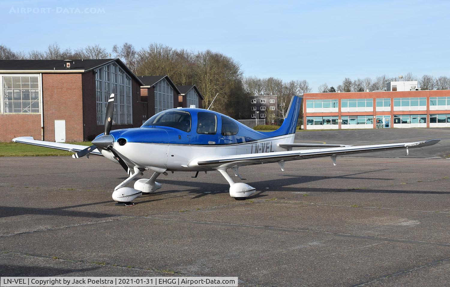 LN-VEL, Cirrus SR22 C/N 4451, At Groningen airport