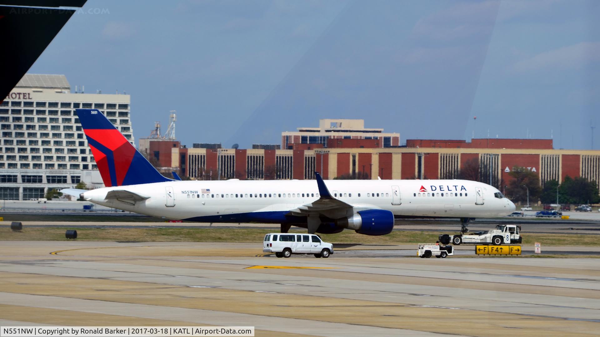 N551NW, 2001 Boeing 757-251 C/N 26498, Towed Atlanta