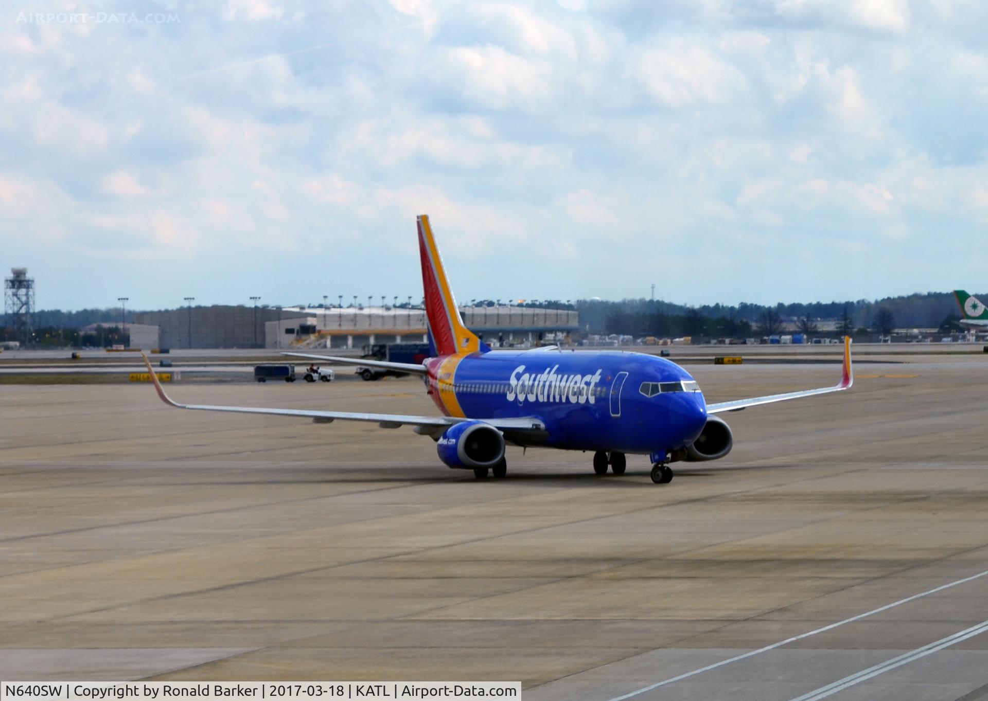 N640SW, 1996 Boeing 737-3H4 C/N 27713, Taxi Atlanta
