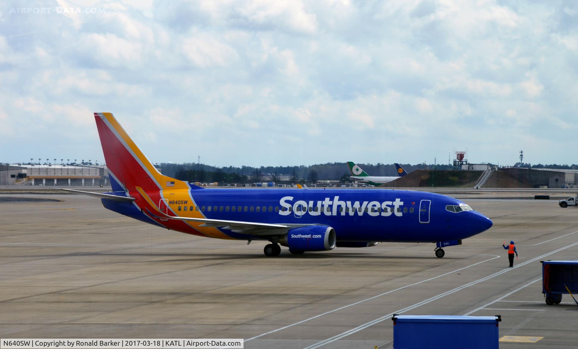 N640SW, 1996 Boeing 737-3H4 C/N 27713, Taxi Atlanta