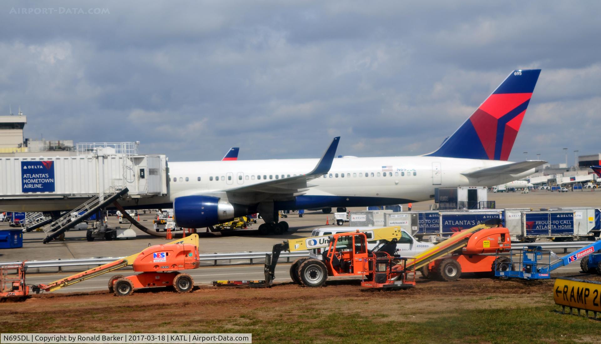 N695DL, 1998 Boeing 757-232 C/N 29727, At the gate Atlanta