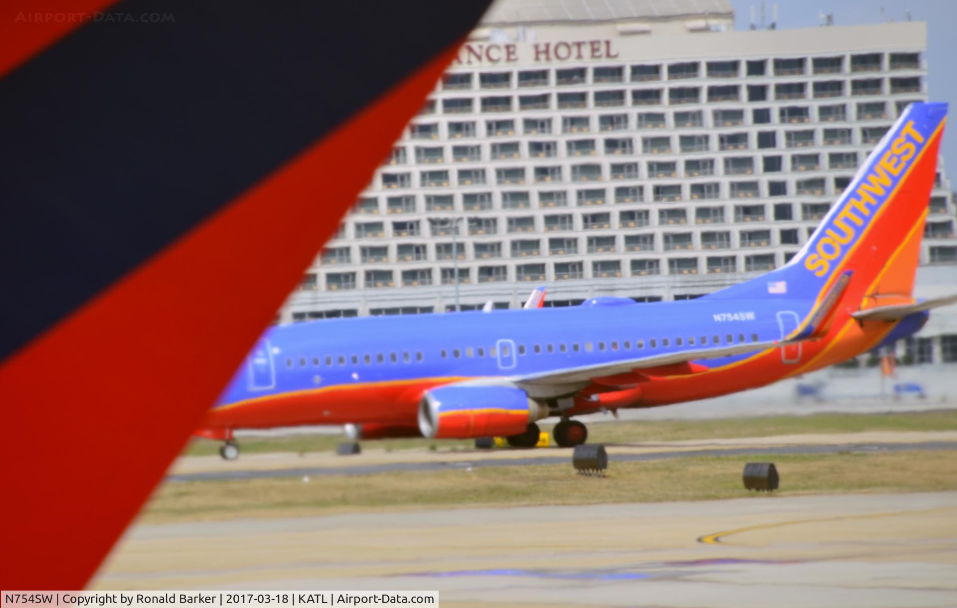 N754SW, 1999 Boeing 737-7H4 C/N 29849, Taxi to gate Atlanta