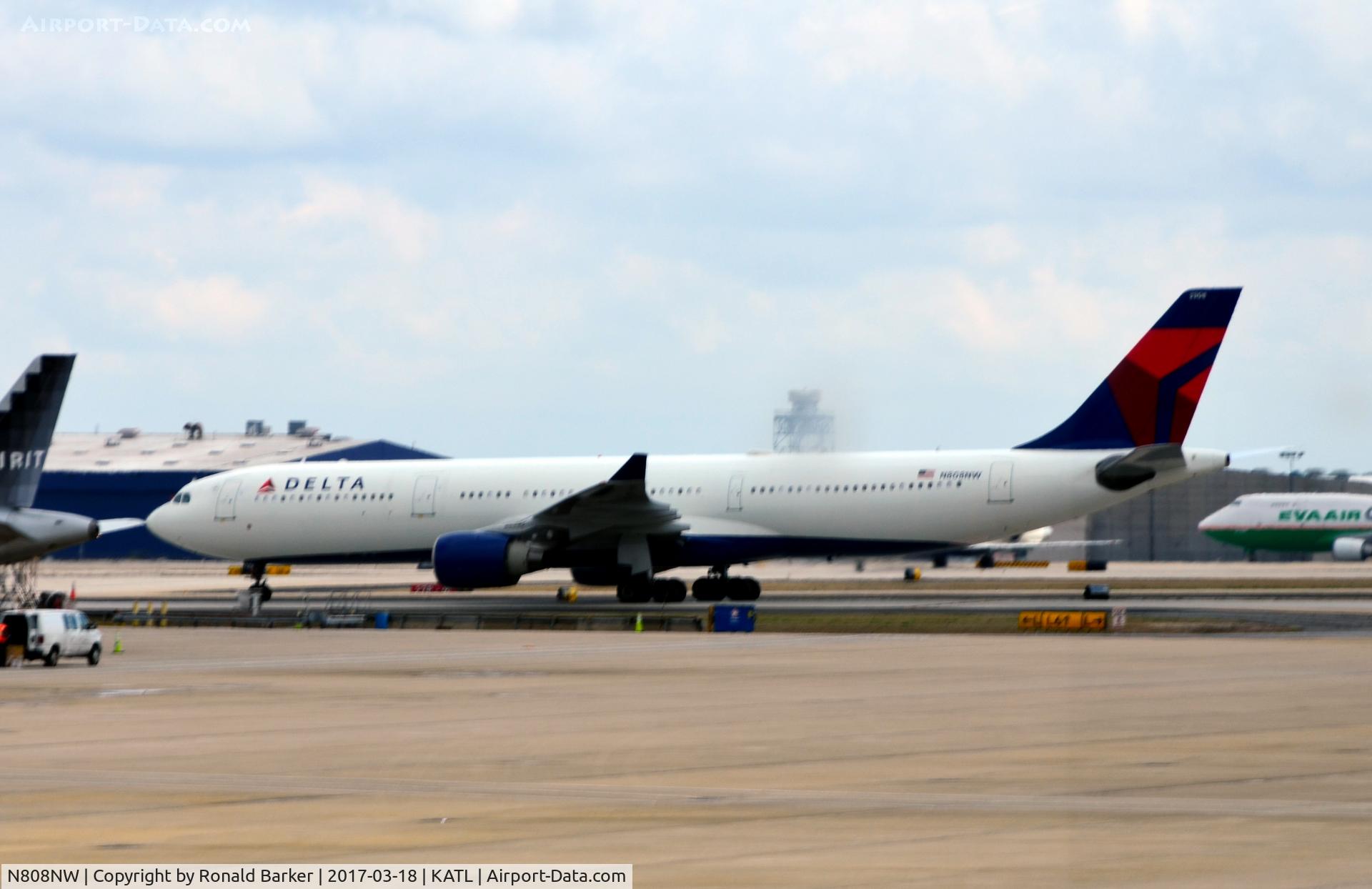 N808NW, 2004 Airbus A330-323 C/N 0591, Taxi Atlanta