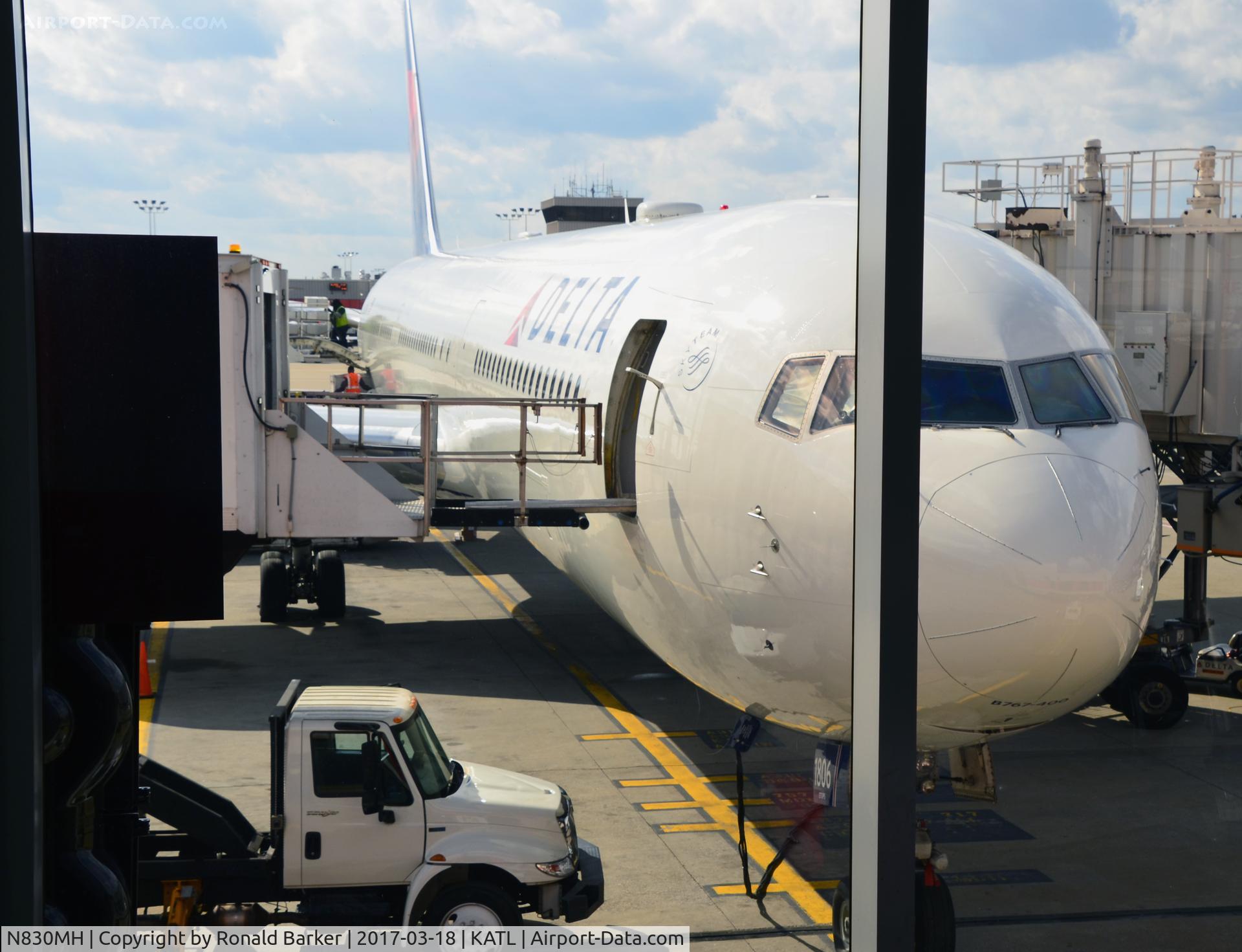 N830MH, 2000 Boeing 767-432/ER C/N 29701, At the gate Atlanta