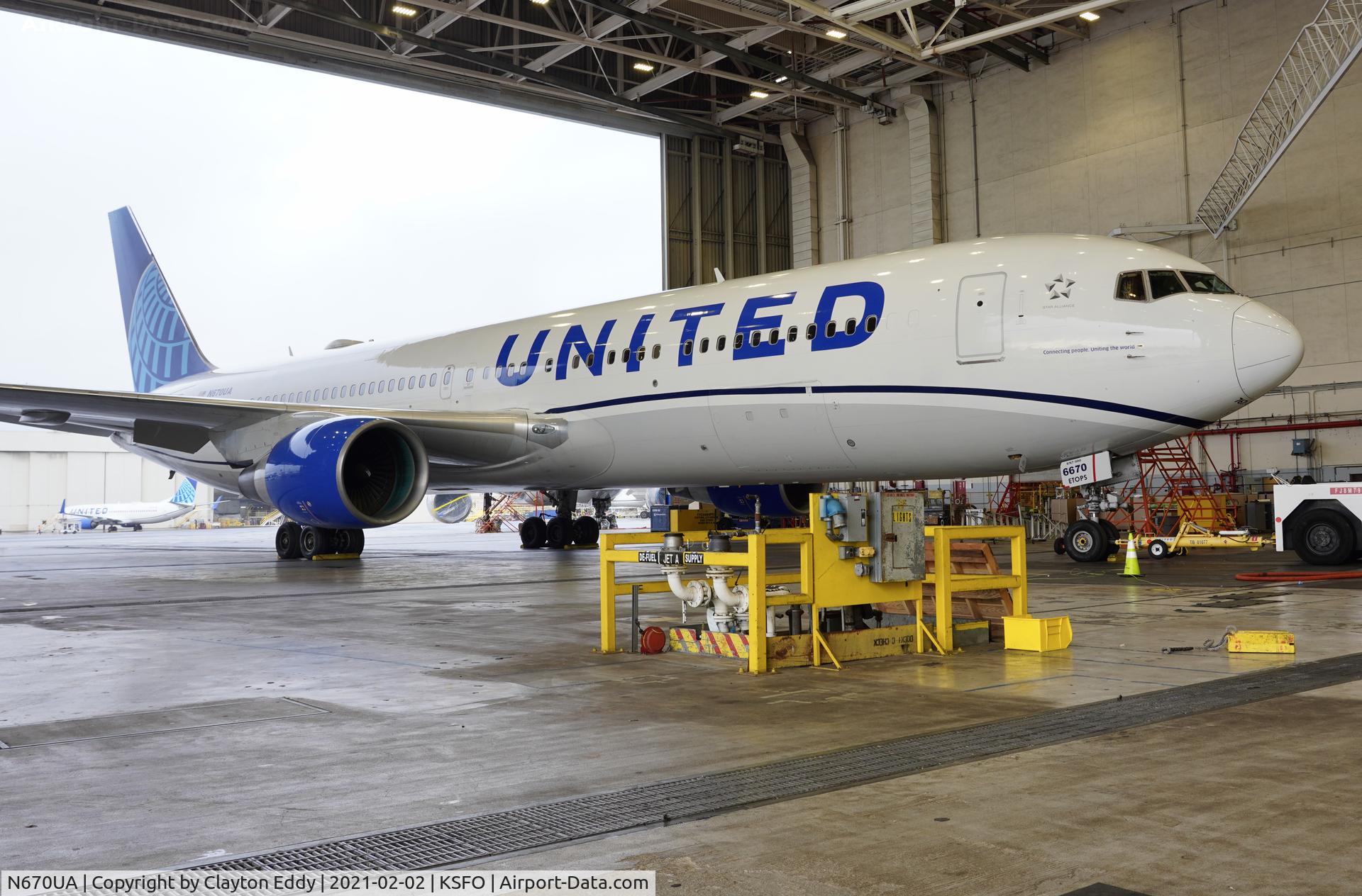 N670UA, 1999 Boeing 767-322 C/N 29240, SFO 2021.
