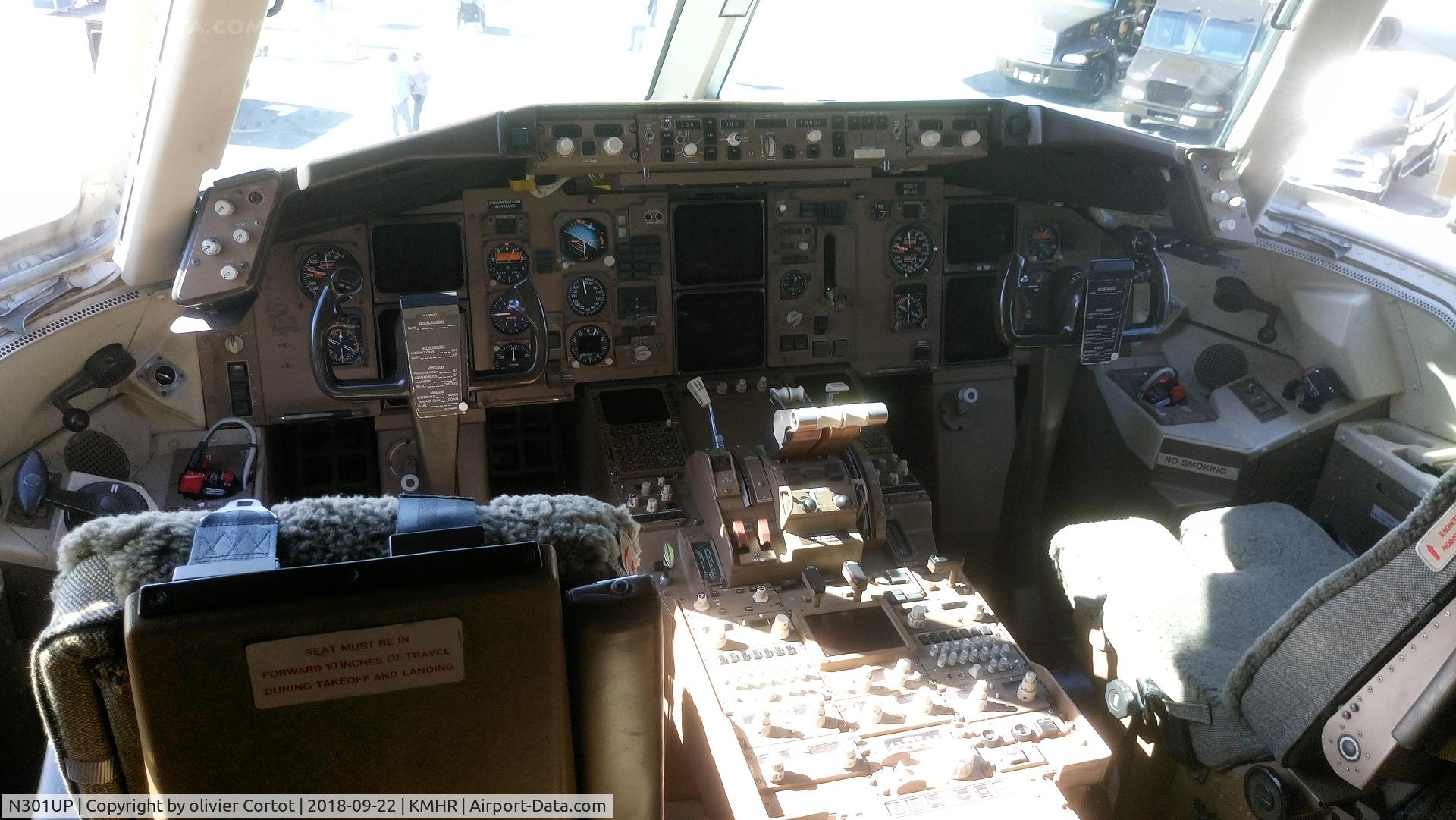 N301UP, 1995 Boeing 767-34AFER C/N 27239, the cockpit