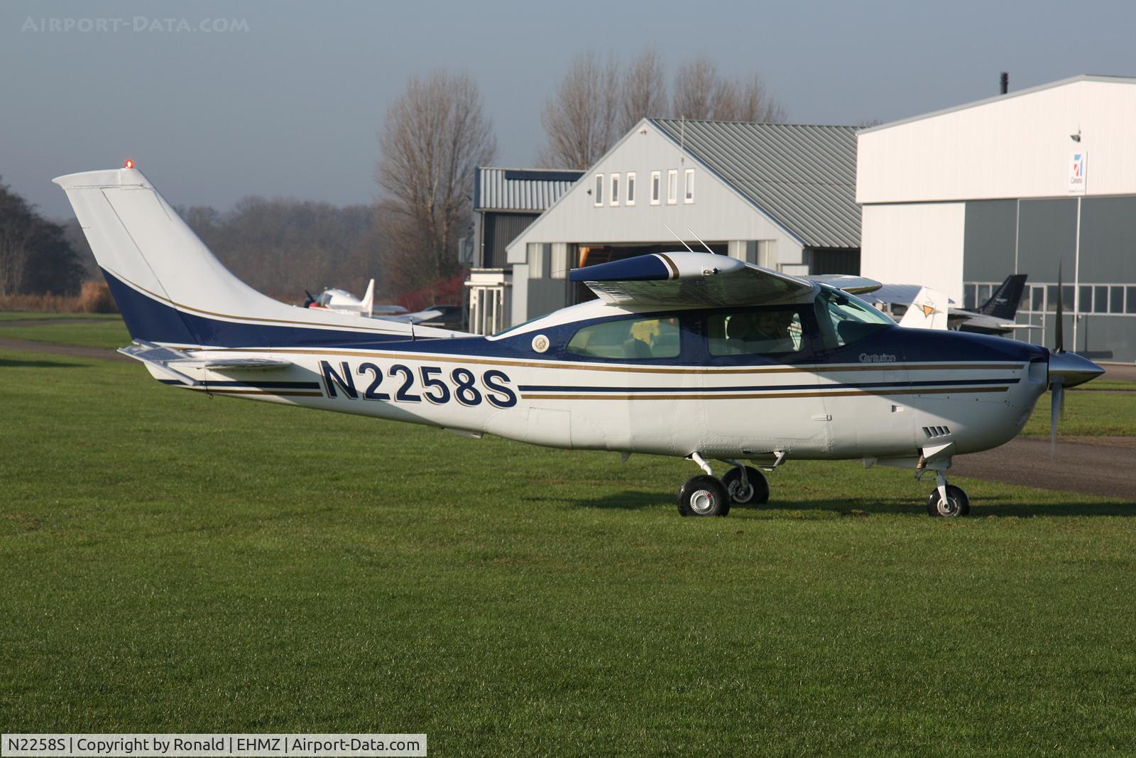 N2258S, 1976 Cessna 210L Centurion C/N 21061202, at ehmz